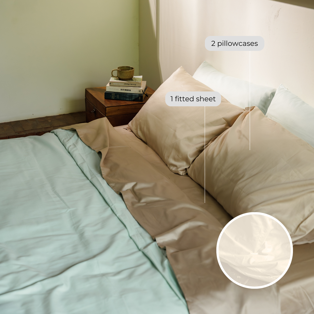 What's in the white organic cotton fitted sheet set: each piece labelled, with a close-up of the white fabric